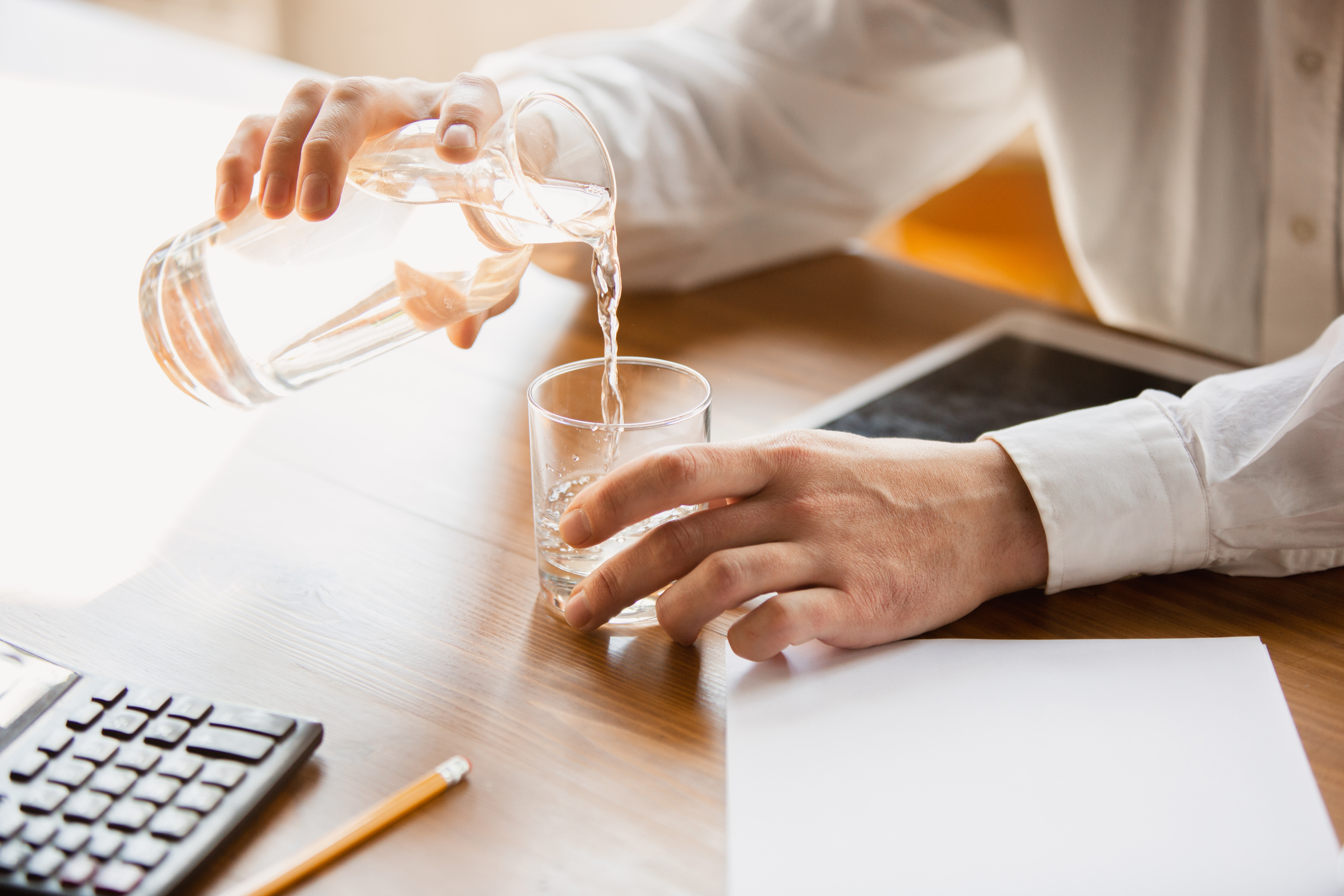 bliska-kaukaski-meskie-rece-wlewajac-wode-do-szklanki-pojecie-biznesu-finansow-pracy-zakupow-online-lub-sprzedazy.jpg